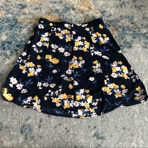 Floral skirt. Size XS. In great condition!